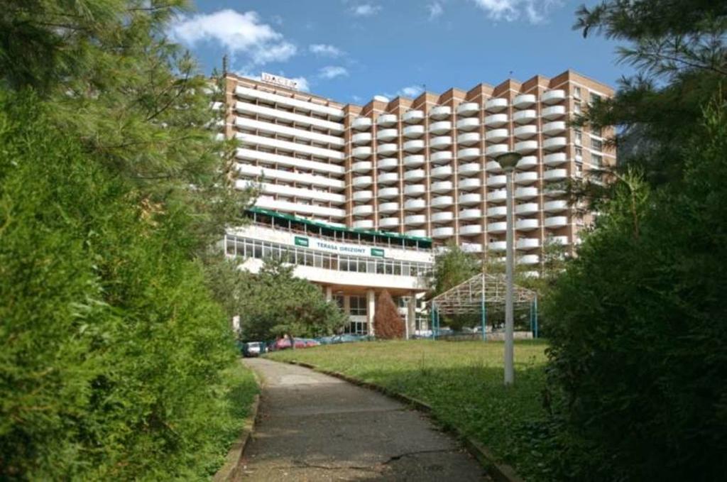 Отель Dacia Бэиле-Еркулане Экстерьер фото